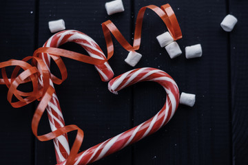 Candy Cane with Christmas serpentine and marshmallows - 184731317
