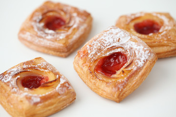 イチゴジャムのデニッシュパン パイ 白背景