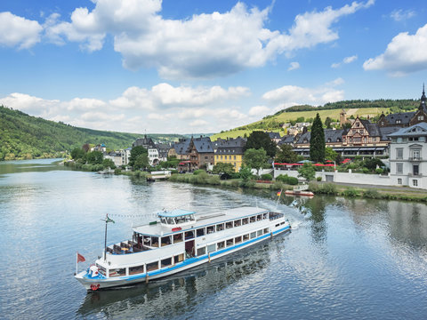 Ausflugsboot auf der Mosel vor Traben-Trarbach