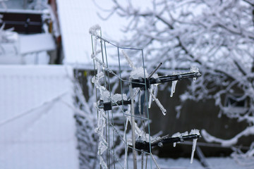 Obraz na płótnie Canvas tv antenna covered with snow