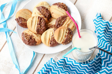 biscuit noisette pâte à tartiner et verre de lait