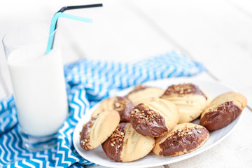 biscuit noisette pâte à tartiner et verre de lait