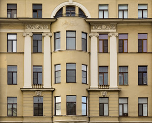 Obraz premium The facade of a historic building with pillars and decorated with bas-reliefs in St. Petersburg
