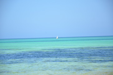 Meer und Strand mit Segelboot auf Zanzibar