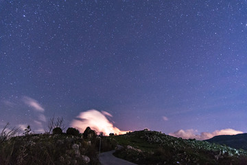 Vista notturna di una strada di campagna dell'entroterra Siciliano, Italia