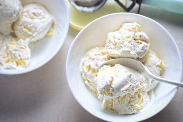 Vanilla ice cream with white chocolate pieces