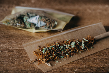 Offene Cannabis Zigarette und Cannabis Päckchen