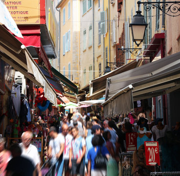 Fototapeta crowded shopping street in old town HYERES in southern France