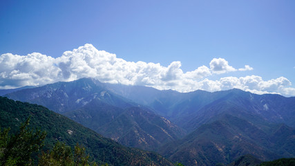 Naklejka premium Mountain Top Vista with Blue Sky and Clouds