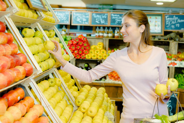 Young woman choosing fruits
