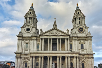 Fototapeta na wymiar Amazing view of St. Paul Cathedral in London, Great Britain