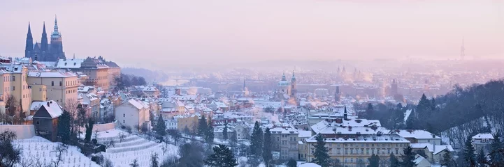 Schilderijen op glas Besneeuwd winterpanorama van Praag © dves