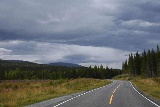 Norwegen, Stra&szlig;e, Polarkreis, E6, Fernverkehr, Tundra, Mo i Rana, Fauske, Nordland, L&oslash;nsdal, Saltfjellet, Wolke, Wolken, einsam
