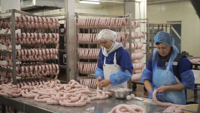 Production of sausages in the meat industry