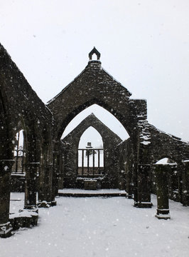 church of st thomas a becket in heptonstall in falling snow