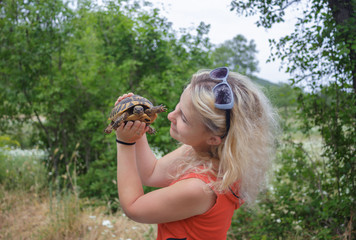 Obraz premium Girl hold the turtle