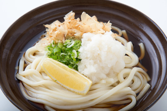 cold udon noodle with shredded daikon