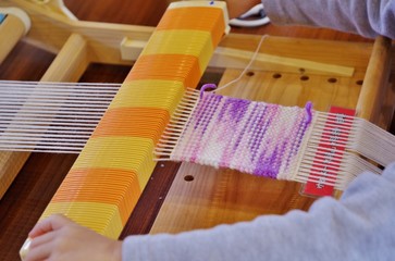 手織り機械でラグを編む