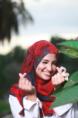 Naklejka premium young beautiful muslim woman at the park in evening