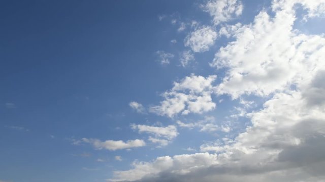 雲の形や動きに変化のある空です。