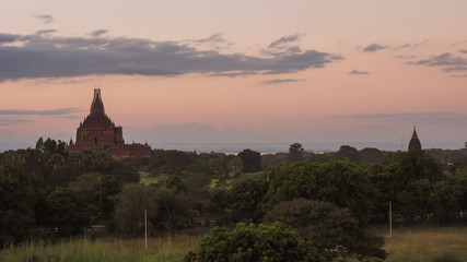 Fototapeta na wymiar Scenic sunrise above bagan in Myanmar Bagan is an ancient city with thousands of historic buddhist