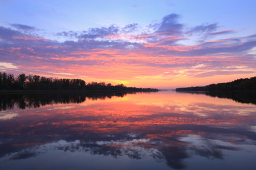 Fototapeta na wymiar magnificent sunset over the river