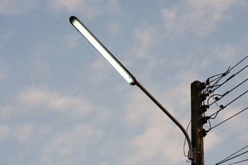 Obraz premium Light bulb on the light pole