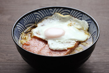 スパムと目玉焼きを乗せた即席ラーメン