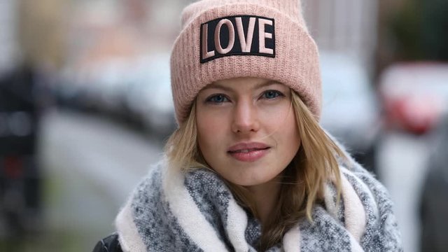 Winter babe in love hat