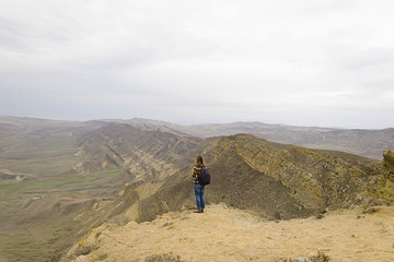 ragazza con zaino in montagna