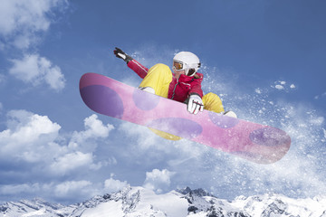 snowboarderin springt durch die luft