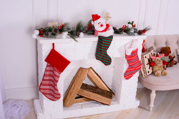 Obraz premium A beautiful living room decorated for Christmas with Christmas tree and presents under it