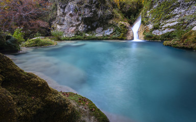 Pequeña cascada en el río Urederra. Navarra. España