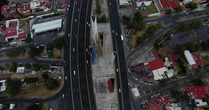 Drone volando sobre Torres de Satélite en Ciudad de Mexico