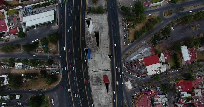 Drone volando sobre Torres de Sat&eacute;lite en Ciudad de Mexico