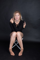 Fototapeta na wymiar Frau im Body auf Stuhl im Fotostudio