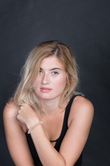 Naklejka premium Frau im Body auf Stuhl im Fotostudio