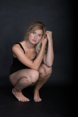 Fototapeta premium Mädchen schwarzer Hintergrund Fotostudio