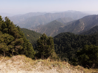 Blick von einem Aussichtspunkt über die Vorberge des Himalayas