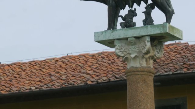 Tilt up of Romulus and Remus statue in Pisa, Italy