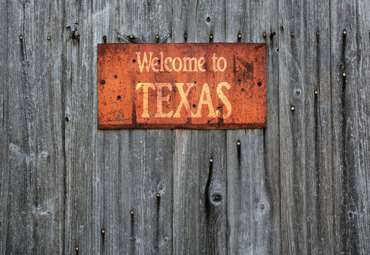 Rusty metal sign with the phrase: Welcome to Texas.