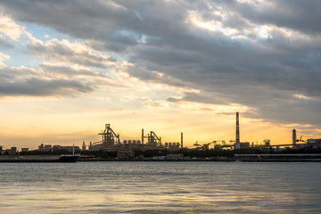 Obraz premium 秋の夕焼けと海辺の工場風景２