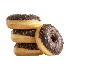 Donuts empilés sur fond blanc