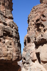 Blick vom Schatzhaus zur Stra&szlig;e der Fassaden in Petra in Jordanien