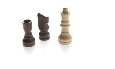 Schachfiguren, weiss, freigestellt auf weissen Hintergrund © Martin