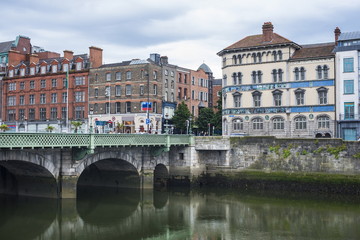 Fototapeta premium Historical center of Dublin. Grattan bridge over river liffe