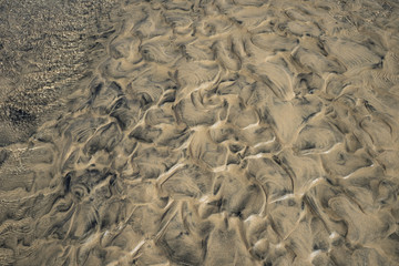 Textura de la arena de la playa bañada por el océano
