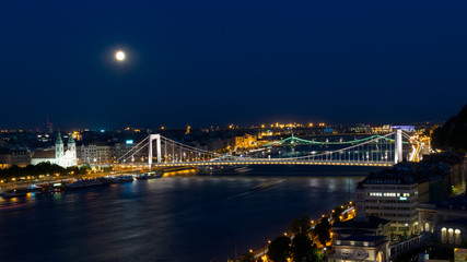 Fototapeta na wymiar Moon over the bridge in Budapest
