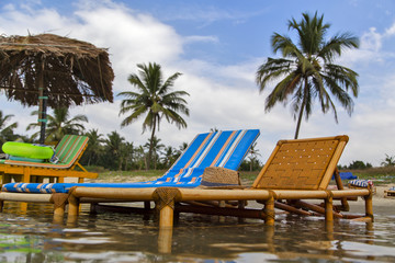   Шезлонг под зонтиком на берегу аравийского моря.Горизонтально.