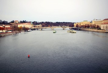 Obraz premium View of the Vltava river and Prague Castle above in old Prague town center.